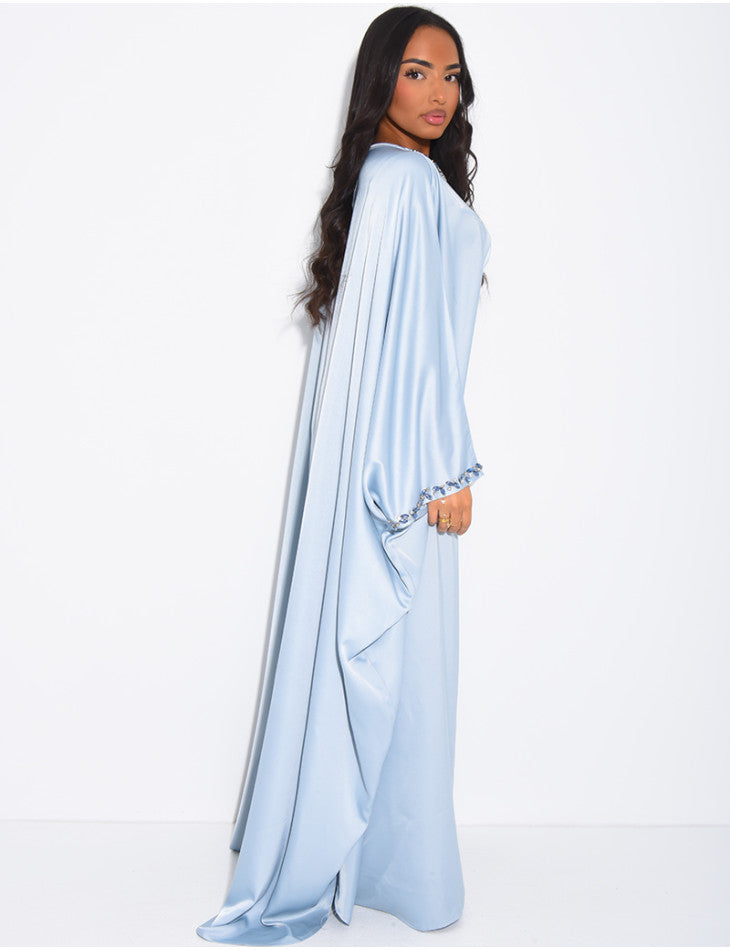 ABAYA PAPILLON EN SATIN ORNEE DE CRISTAUX AU COL ET SUR LES MANCHES