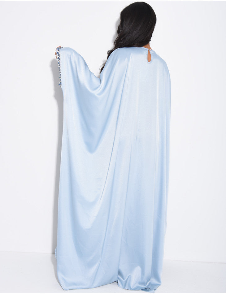 ABAYA PAPILLON EN SATIN ORNEE DE CRISTAUX AU COL ET SUR LES MANCHES