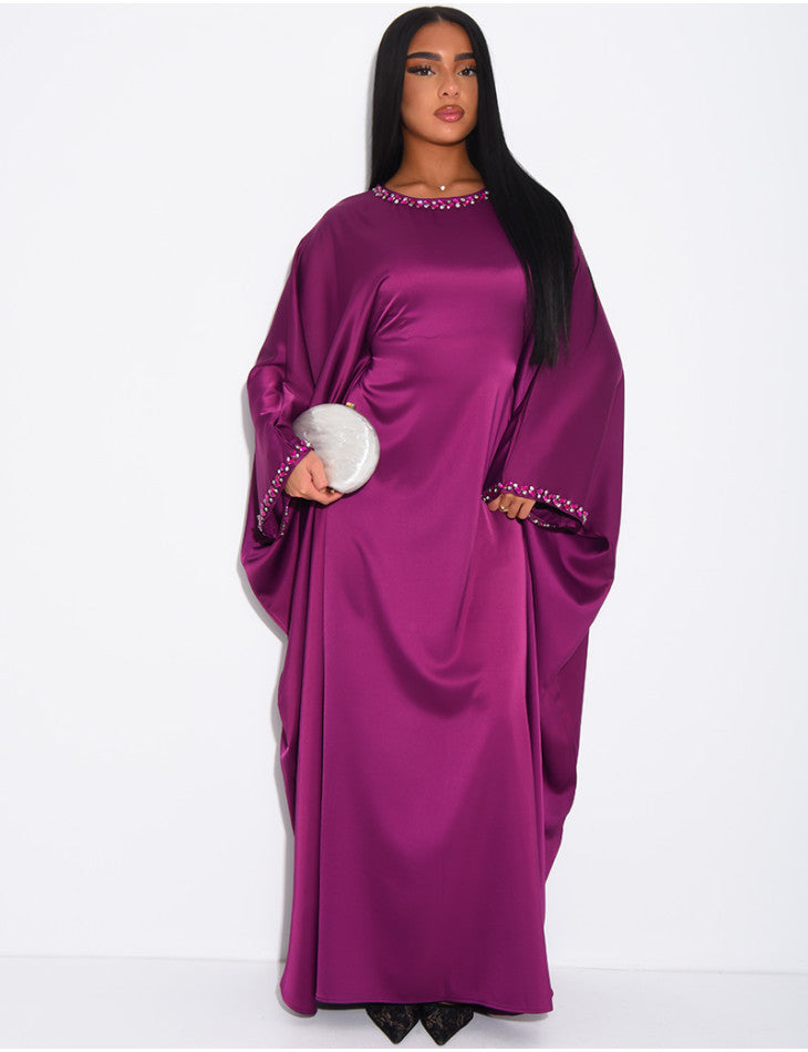 ABAYA PAPILLON EN SATIN ORNEE DE CRISTAUX AU COL ET SUR LES MANCHES