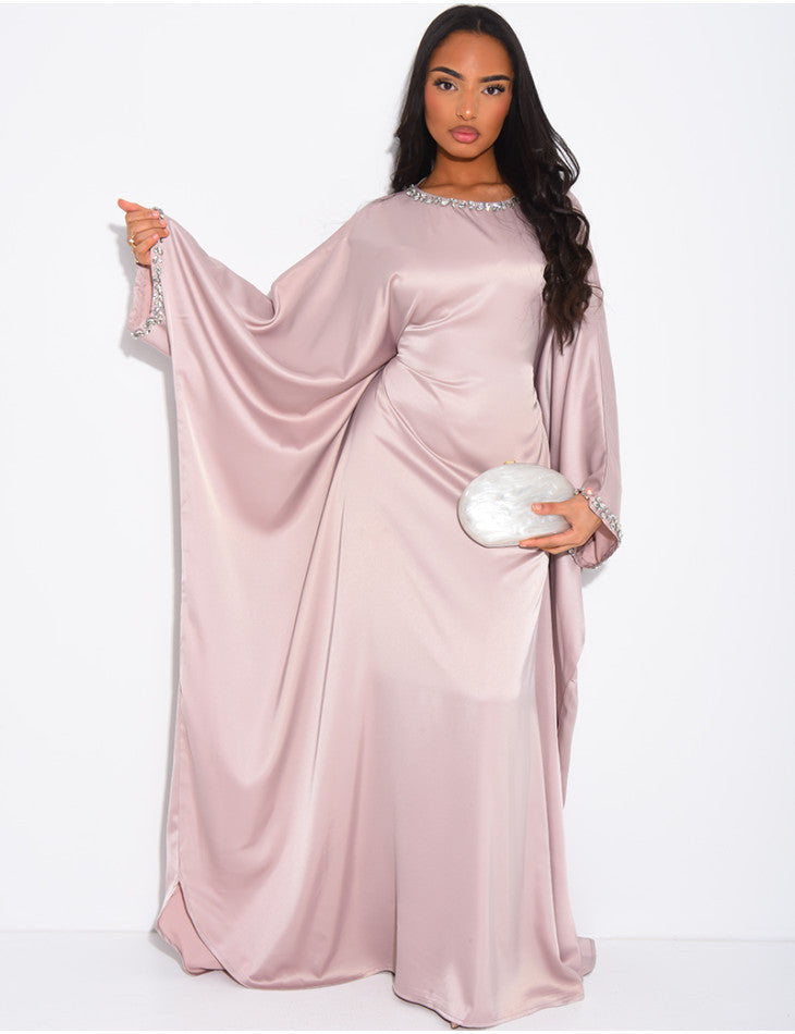 ABAYA PAPILLON EN SATIN ORNEE DE CRISTAUX AU COL ET SUR LES MANCHES