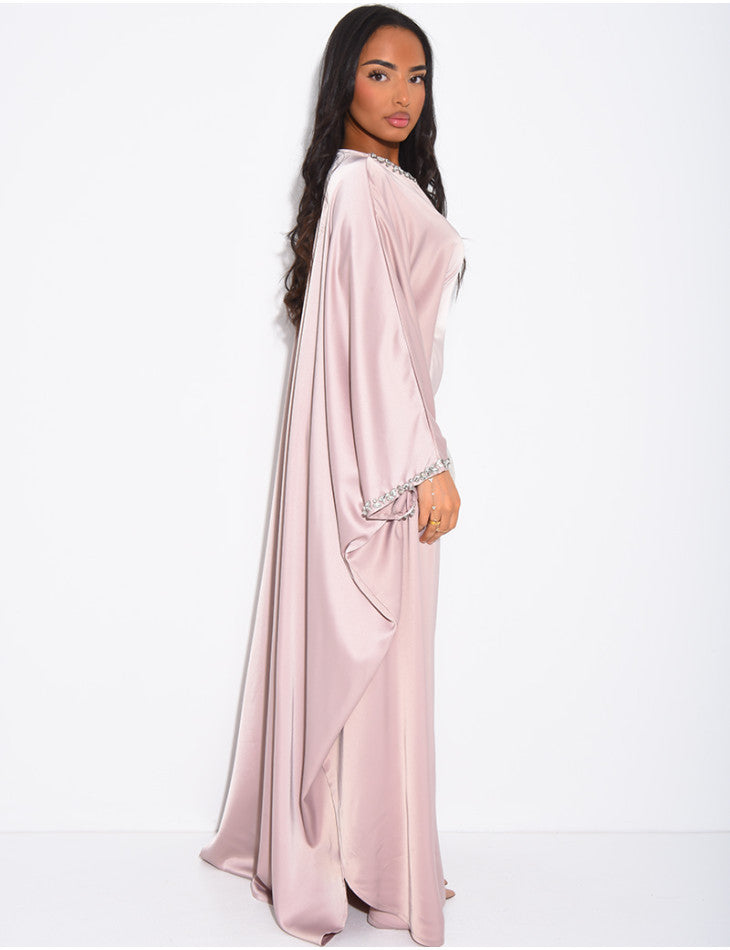 ABAYA PAPILLON EN SATIN ORNEE DE CRISTAUX AU COL ET SUR LES MANCHES