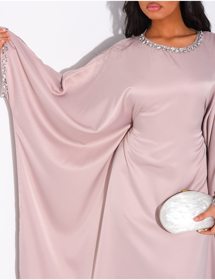 ABAYA PAPILLON EN SATIN ORNEE DE CRISTAUX AU COL ET SUR LES MANCHES