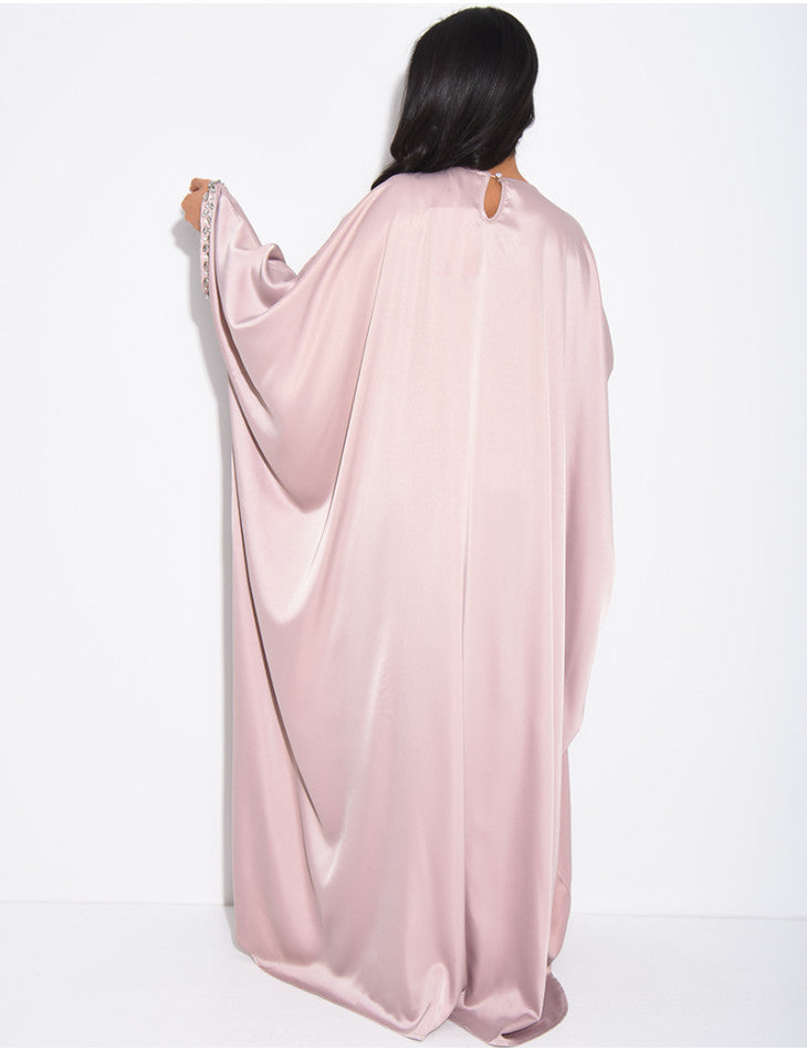 ABAYA PAPILLON EN SATIN ORNEE DE CRISTAUX AU COL ET SUR LES MANCHES