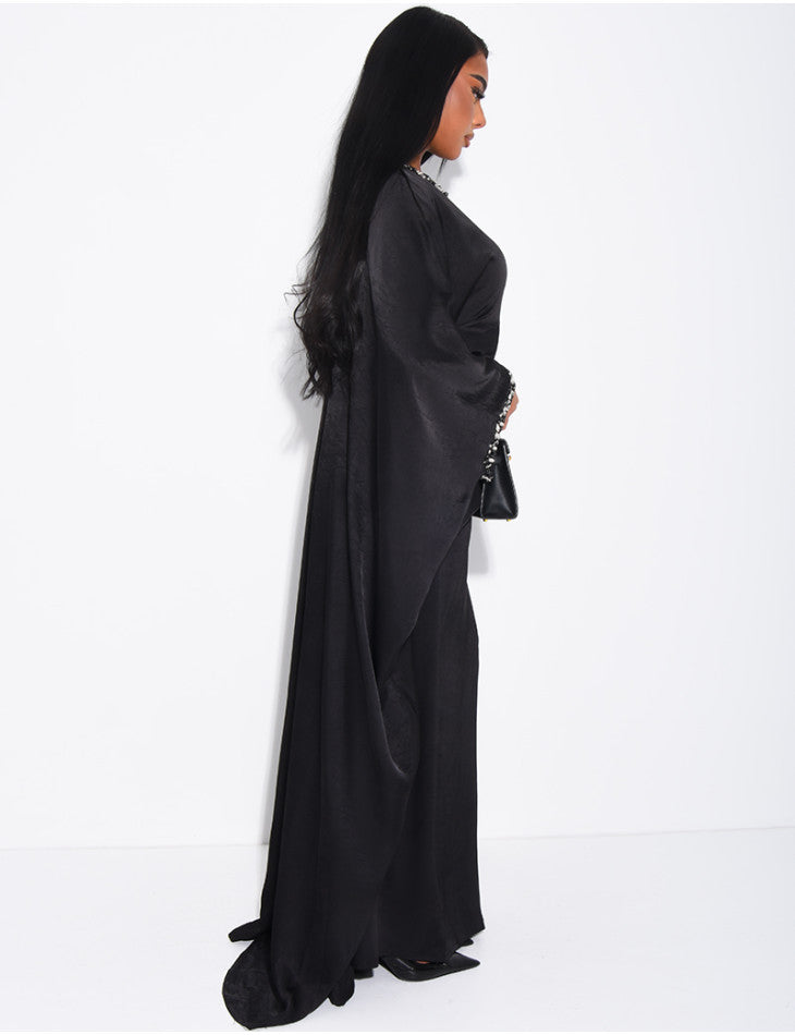 ABAYA PAPILLON EN SATIN ORNEE DE CRISTAUX AU COL ET SUR LES MANCHES