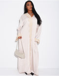 ABAYA AMPLE EN SATIN FLUIDE A EMPIECEMENTS EN DENTELLE A STRASS