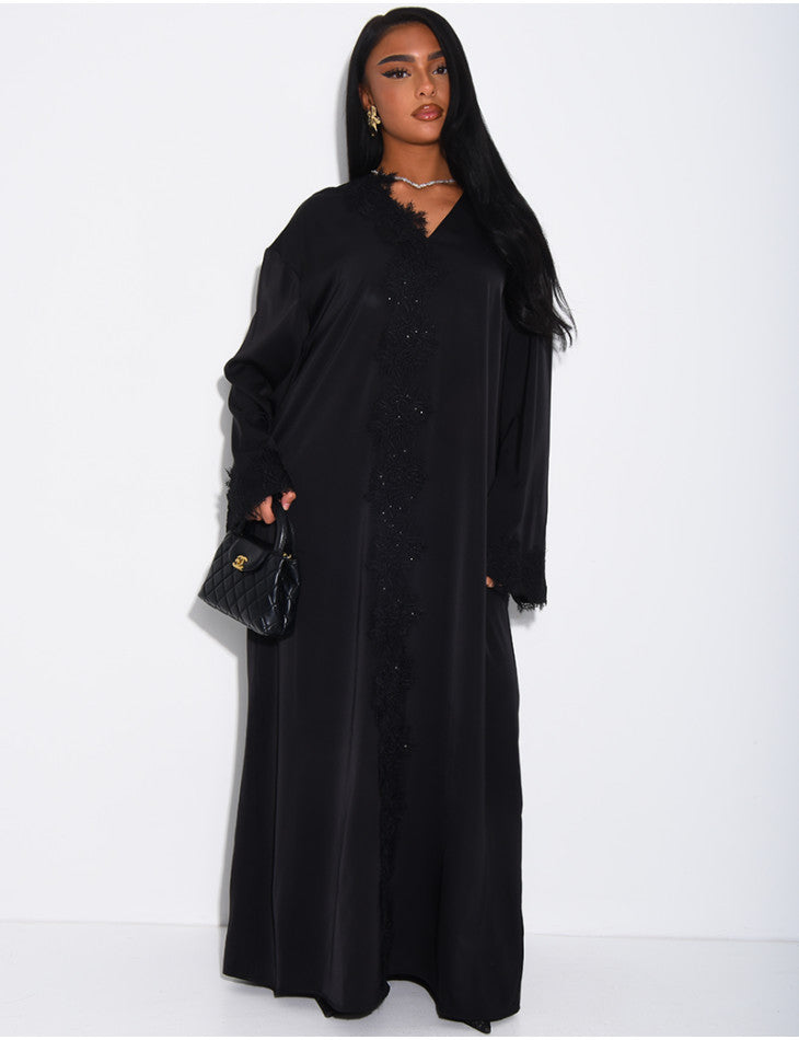 ABAYA AMPLE EN SATIN FLUIDE A EMPIECEMENTS EN DENTELLE A STRASS