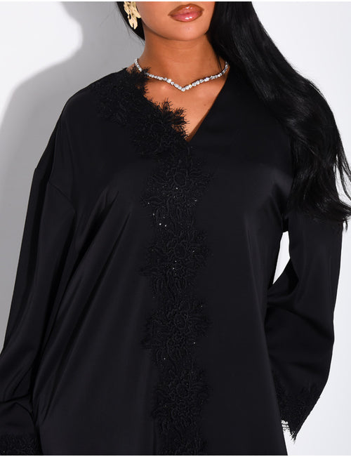 ABAYA AMPLE EN SATIN FLUIDE A EMPIECEMENTS EN DENTELLE A STRASS