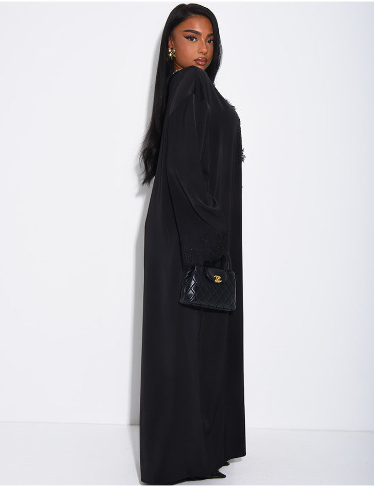 ABAYA AMPLE EN SATIN FLUIDE A EMPIECEMENTS EN DENTELLE A STRASS