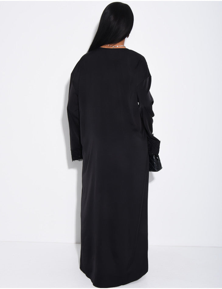 ABAYA AMPLE EN SATIN FLUIDE A EMPIECEMENTS EN DENTELLE A STRASS