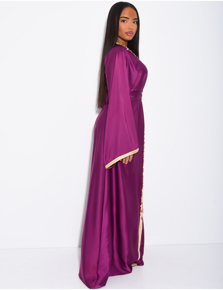 ABAYA PREMIUM EN SATIN A CRISTAUX DORÉS PRUNE