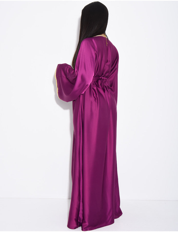 ABAYA PREMIUM EN SATIN A CRISTAUX DORÉS PRUNE