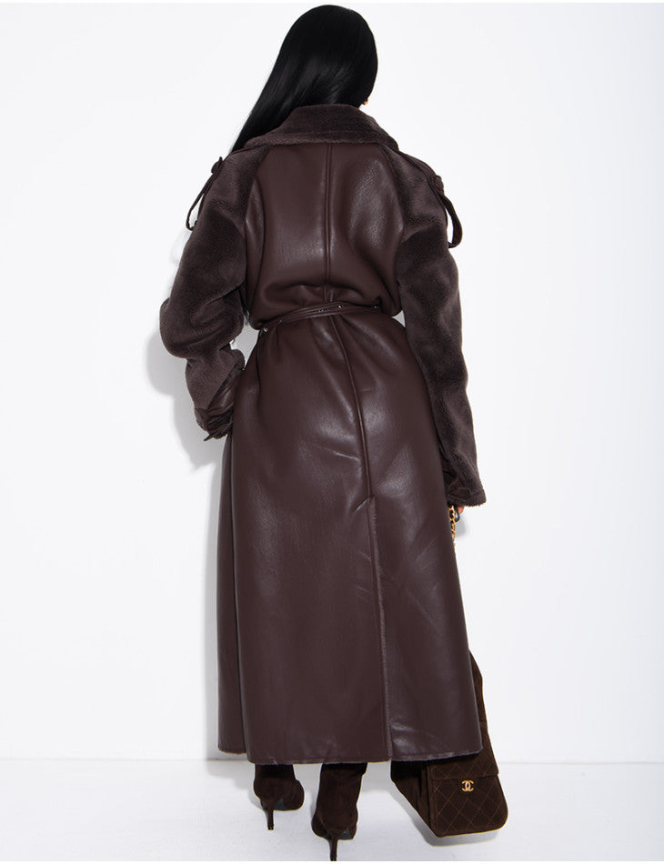 MANTEAU LONG EN SIMILICUIR FOURRÉ & EMPIECEMENTS CONTRASTANTS